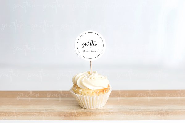 Download Cupcake Dessert Label Mockup